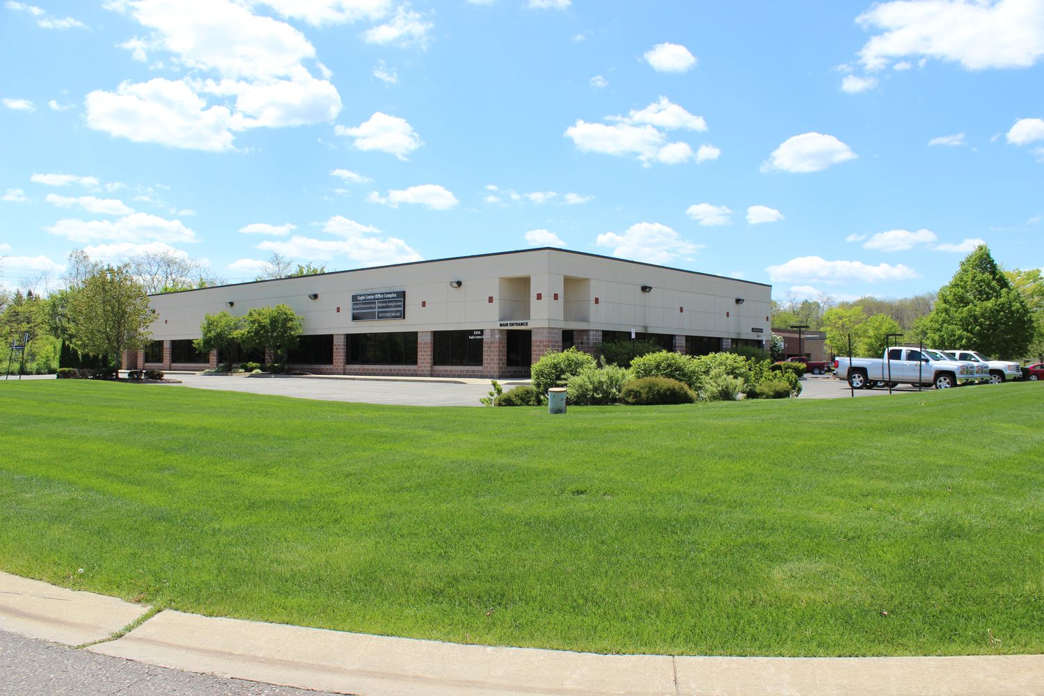 Eagle Center Office Complex: 5454 Eagle Center Dr, Brighton, MI 48116
